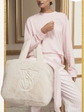 Victoria’s secret Plush Faux-Fur Weekender Bag tote in Cream white NWT